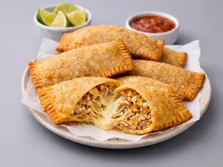 Pastel de Frango com Queijo