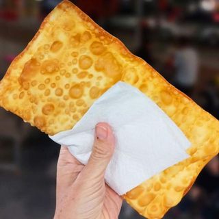 Queijo, azeitonas, milho verde e orégãos