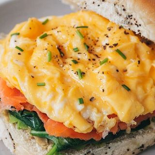 Bagel com Salmão Fumado e Ovos Mexidos
