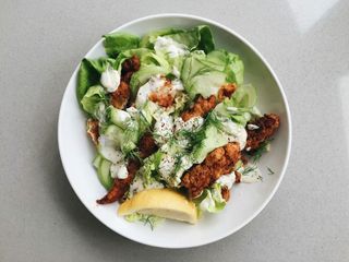 Bowl de Frango Frito & Salada