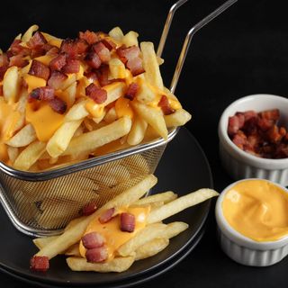 Batata Frita com cheddar e bacon