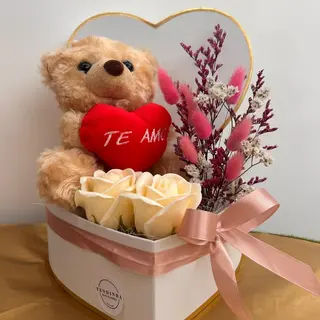 Caixa formato coração com Peluche e flores secas