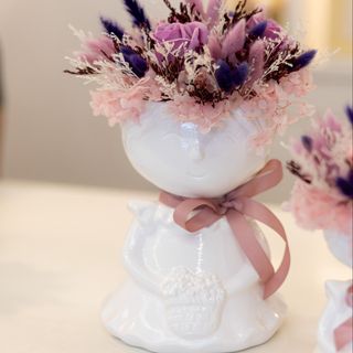 Boneca Porcelana com Flores Preservadas