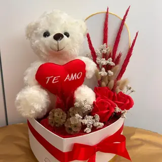 Caixa formato coração com flores secas