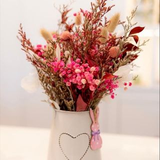 Jarra em Latão Com Flores Preservadas Cor de Rosa