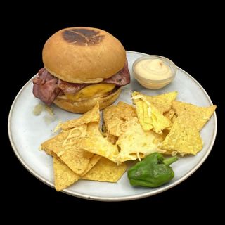 Hambúrguer com bacon e queijo, acompanhado de nachos.