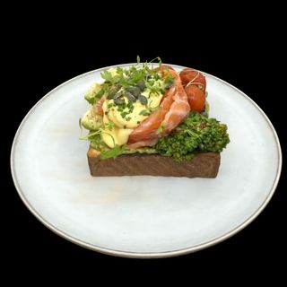 Ovos Benedict com salmão em tosta