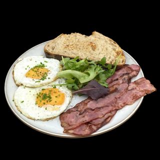 Ovos estrelados com bacon, alface e pão.