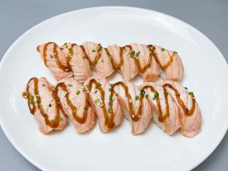 A49-Nigiri salmão braseado
