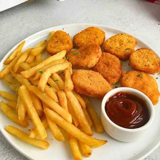 Nuggets de Frango 4 com batata frita