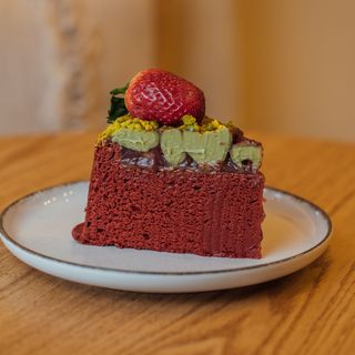 Fatia de Bolo Red Velvet Pistache & Morango