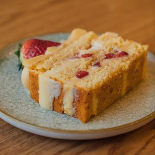 Fatia de bolo retangular baunilha, Nido & morango