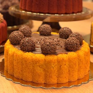 Fatia de bolo cenoura & brigadeiro