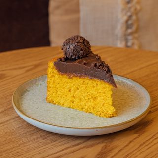 Fatia de bolo cenoura & brigadeiro