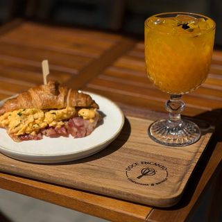 Croissant Ovos & Bacon + Sumo Laranja