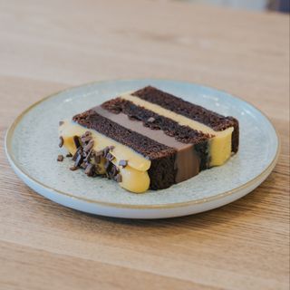 Fatia de bolo retangular Chocolate com Brigadeiro Belga & Maracujá