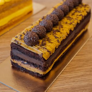 Fatia de bolo retangular Chocolate com Brigadeiro Belga & Maracujá