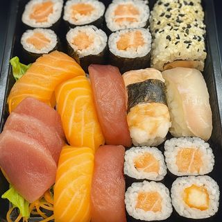 11.MIX SUSHI E SASHIMI 20 peças