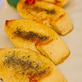 70. Pão de Alho com Manteiga 4 uni.