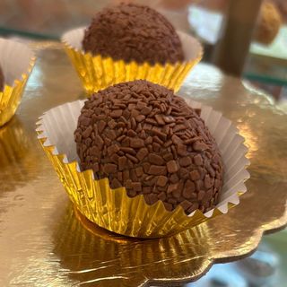 Bombom de brigadeiro com morango.