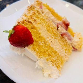 Fatia de Bolo Brigadeiro Branco com morango.
