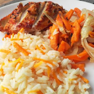 Frango Frito com Arroz de Cenoura