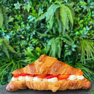 Croissant recheado com buttercream e morangos