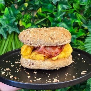 Bagels de ovos mexidos e bacon