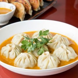 Momo de Vegetais com Molho (Jhol)