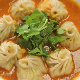 Momo de Frango com Molho (Jhol)