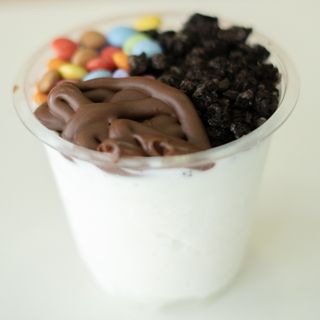 Frozen Yogurt + 3 Toppings Grátis - Médio 275ml