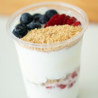 Frozen Yogurt + 3 Toppings Grátis - Extra Grande 525ml
