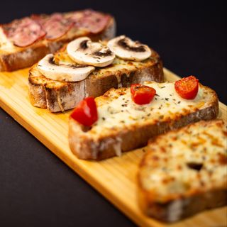 Tábua Pão d’Alho Queijo, Bacon, Tomate e Cogumelos