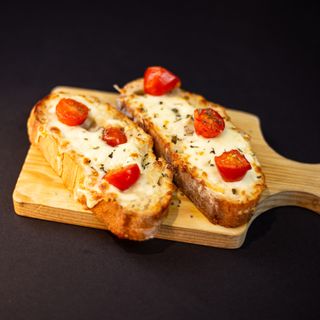 Pão d’Avó, Manteiga de Alho, Queijo Mozzarella, Tomate Cherry e Orégãos