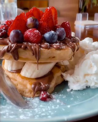 Panqueca de Frutos Vermelhos, Banana, Nutella e Chantilly