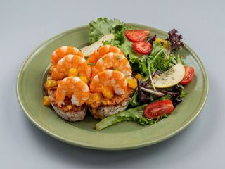 Na Tosta de Camarão, Manga, Abacaxi e Romesco