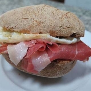 Sande presunto e ovo