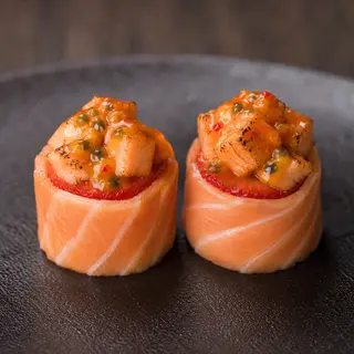 Gunkan de Salmão braseado e morango