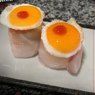 Gunkan de peixe branco e ovo de codorniz