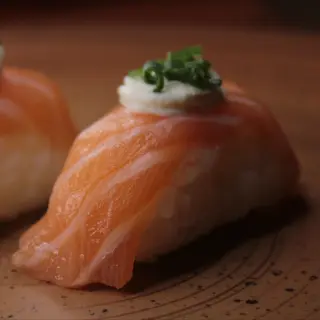 Nigiri de salmão