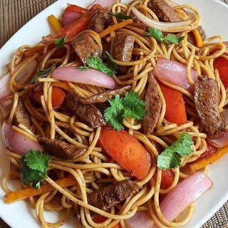 Tallarín Salteado de Vaca (receita peruana)