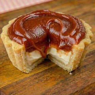 Empadinha brasileira de Queijo creme com Goiabada