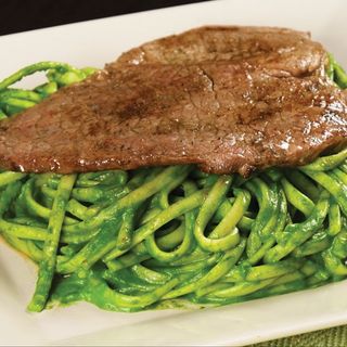 Tallarin verde com bife de vaca ( receita peruana)