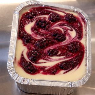 Bolo Gelado de chocolate branco com frutos vermelhos