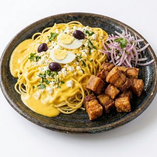 Tallarín a la huancaína com Rojões da Barriga