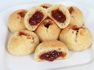 Pão de queijo Recheado com Goiabada