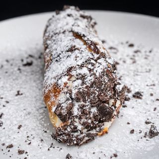 cannoli recheado de ricotta, chocolate e laranja