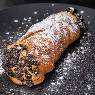 Cannoli recheado de doce de leite, queijo creme e oreos