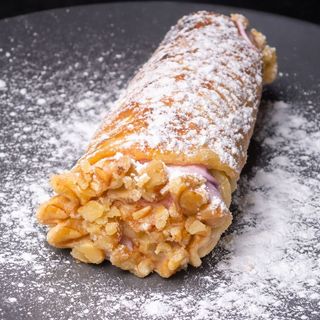 Cannoli recheado de Frutos Vermelhos e mascarpone,