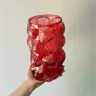 Vaso de vidro em tom vermelho